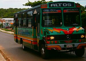 Archivo:Colectivo de la empresa Cordillera de los Altos, a su paso por Altos
