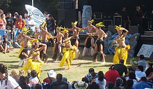 Archivo:Cook Island dancers at Auckland's Pacifica festival