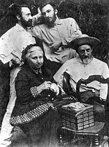 Curie, Jacques und Pierre mit Eltern.jpg