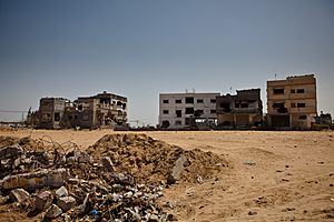 Archivo:Damaged housing gaza strip april 2009