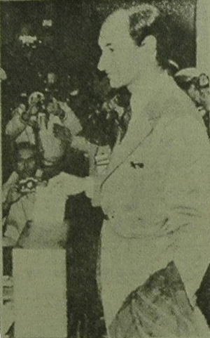 Archivo:De la Rúa votando en 1973