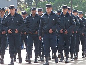 Archivo:Desfile en la ciudad de Oberá de efectivos de la Policía de Misiones