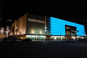 Archivo:Downtown Salt Lake City, Utah, USA Nordstrom, West Temple Entrance facade at night