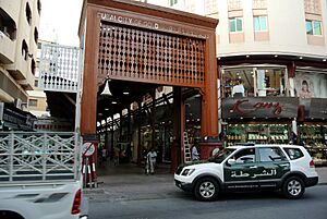 Archivo:Dubai Gold Souq entrance and Dubai Police vehicle
