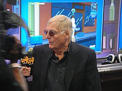 Archivo:E3 Expo 2012 - Adam West at the Family Guy Drunken Clam booth (7641057320)