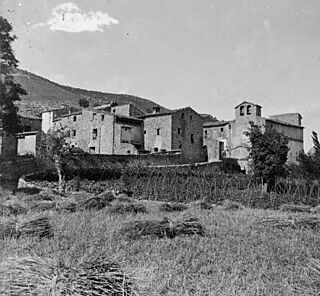 El poble d'Oix amb un camp segat en primer terme (cropped).jpeg