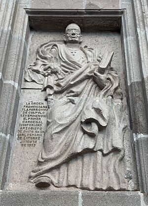 Archivo:Escultura del cardenal Carlos María Javier de la Torre en la fachada de la Iglesia de Guápulo