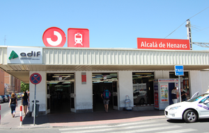 Archivo:Estación de trenes de Alcalá de Henares (RPS 06-07-2012) entrada principal
