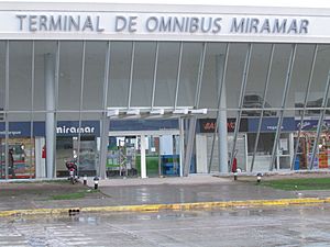 Archivo:Frente de la terminal de ómnibus Miramar