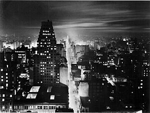 Archivo:Horacio Coppola - Buenos Aires 1936 - Corrientes desde el edificio COMEGA nocturna