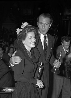 Archivo:Joan Fontaine and Gary Cooper