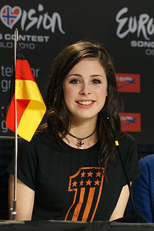 Archivo:Lena Meyer-Landrut at PC after 2010 Eurovision 2