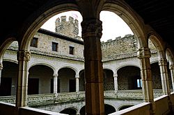 Archivo:Manzanares el Real-Claustro del Castillo