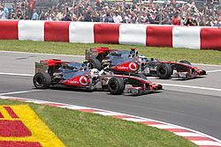 Archivo:McLaren duo 1-2 finish 2010 Canada