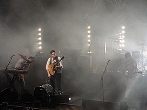 Archivo:Mumford & Sons performing at Brighton Dome in October 2010 4