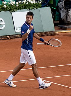 Archivo:Novak Đoković - Roland-Garros 2013 - 023