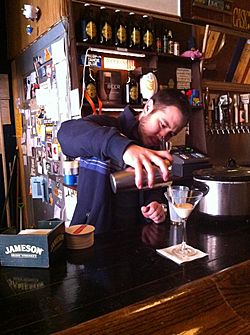 Archivo:Pacific Standard owner preparing Santorum cocktail drink 04
