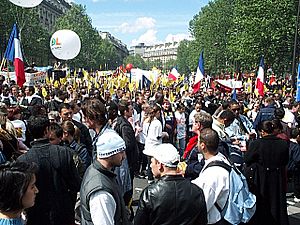 Archivo:Paris May1 2002 DCP 8508