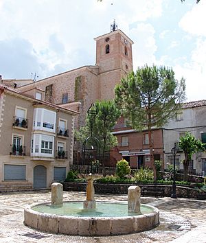 Archivo:Pilón e iglesia de Nuestra Señora de la Asunción (Illana - Guadalajara)