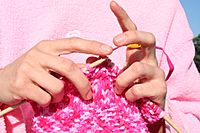 Archivo:Pink knitting in front of pink sweatshirt
