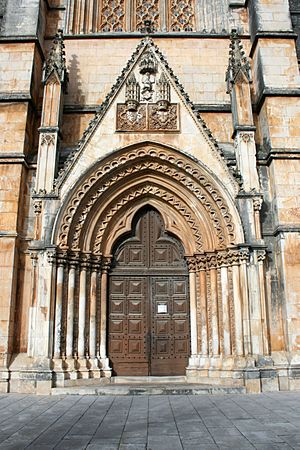 Archivo:Portal Lateral do Mosteiro de Santa Maria da Vitória