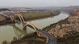 Archivo:Puente sobre el Ebro, Sástago, Zaragoza, España, 2015-12-23, DD 38