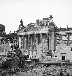 Archivo:Reichstag after the allied bombing of Berlin