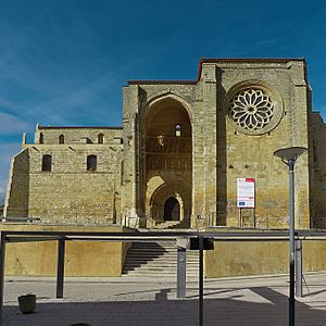 Archivo:Santa María de Villasirga (Villalcázar de Sirga). Fachada
