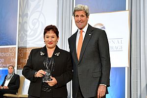 Archivo:Secretary Kerry Presents the 2016 International Women of Courage Award to Thelma Aldana of Guatemala (25514175323)