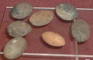 Archivo:Sling bullets clay and stone