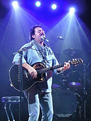 Archivo:Steve Lukather with guitar, singing