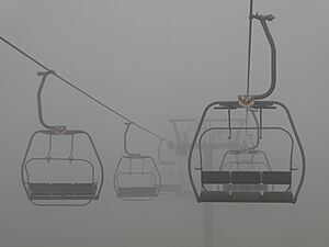 Archivo:Telesilla de la Fuente, con niebla. Valdesquí. Sierra de Guadarrama. Madrid, España, Spain