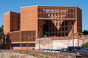 Archivo:Université Toulouse Capitole juin 2020