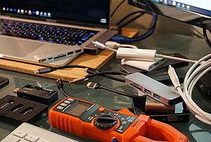 Archivo:Various USB-C hubs and adapters with MacBook Pro (26550311179)