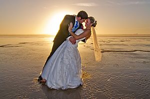 Archivo:Wedding on the Beach Modern Art Photograph