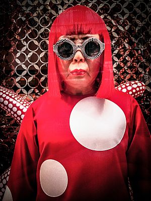 Archivo:Yayoi Kusama wax model at Louis Vitton