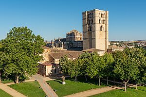 Archivo:Zamora Cathedral 2021 - west façade from castle