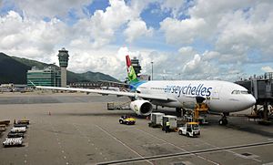 Archivo:13-08-07 - Airbus A330 - hongkong airport