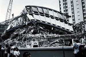 Archivo:1985 Mexico Earthquake - Pina Suarez Apartment Complex