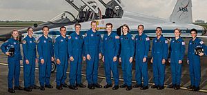 Archivo:2017 NASA Astronaut Candidate Class at Ellington Field (44253677894) (cropped)