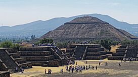 2020-02-11 Teotihuacan la Avenida de los Muertos y la Pirámide del Sol.jpg