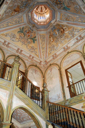 Archivo:Alcalá de Henares (RPS 07-05-2021) Palacio Laurent, escalera y bóveda