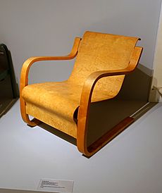 Archivo:Armchair, Model 379, Paimio, designed by Alvar Aalto, O.y. Huonekalu-ja Rakennuslyllehdas A.b., Turku, Finland, 1932, bent plywood, wood - Museum für Angewandte Kunst Köln - Cologne, Germany - DSC09542