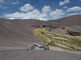 Asomándose las tres cumbres del "Nevado Tres Cruces". Región de Atacama. Chile.jpg