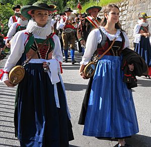 Archivo:Austria, Traditional costumes from Tyrol, EU