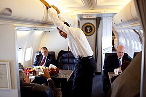 Archivo:Barack Obama in Air Force Two