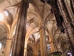 Archivo:Barcelona cattedrale volte pilastri