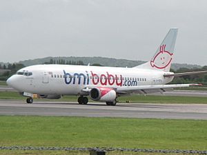 Archivo:Bmibaby Boeing 737-300 G-TOYM at Manchester airport in 2009