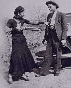 Archivo:Bonnie apuntant de broma a Clyde amb una escopeta