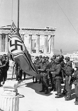 Archivo:Bundesarchiv Bild 101I-164-0389-23A, Athen, Hissen der Hakenkreuzflagge